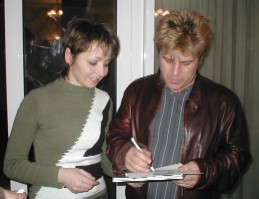 Алексей Глызин даёт автограф администратору сайта