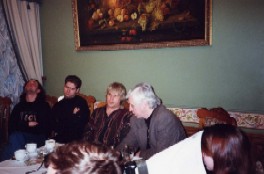 Михаил Садчиков проводит пресс-конференцию с Алексеем Глызиным в клубе "Олимпия", ноябрь 2000 года (фото от Натальи)