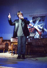 Алексей, как всегда, поет живьем, хотя публики в зале всего десятка два... (фото от Натальи)