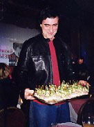 "Любимая птица" Алексея - Виктор Чайка, разносил бутерброды, и у него это неплохо получалось... Клуб "Олимпия", СПб, 12 ноября 2001 года(фото от Натальи)